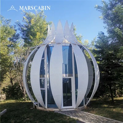 Çiçek şeklindeki bir evin güzelliğini arttırmak için çevresini nasıl düzenler...